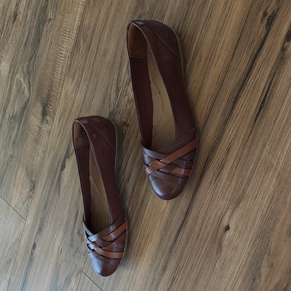 Like new Clark's woven leather flats - Picture 3 of 7